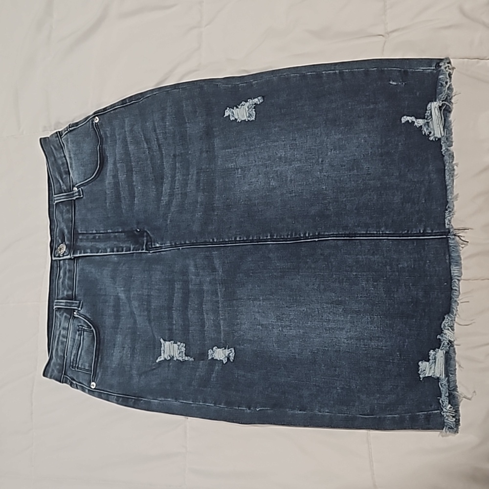 Cute denim skirt with raw hem